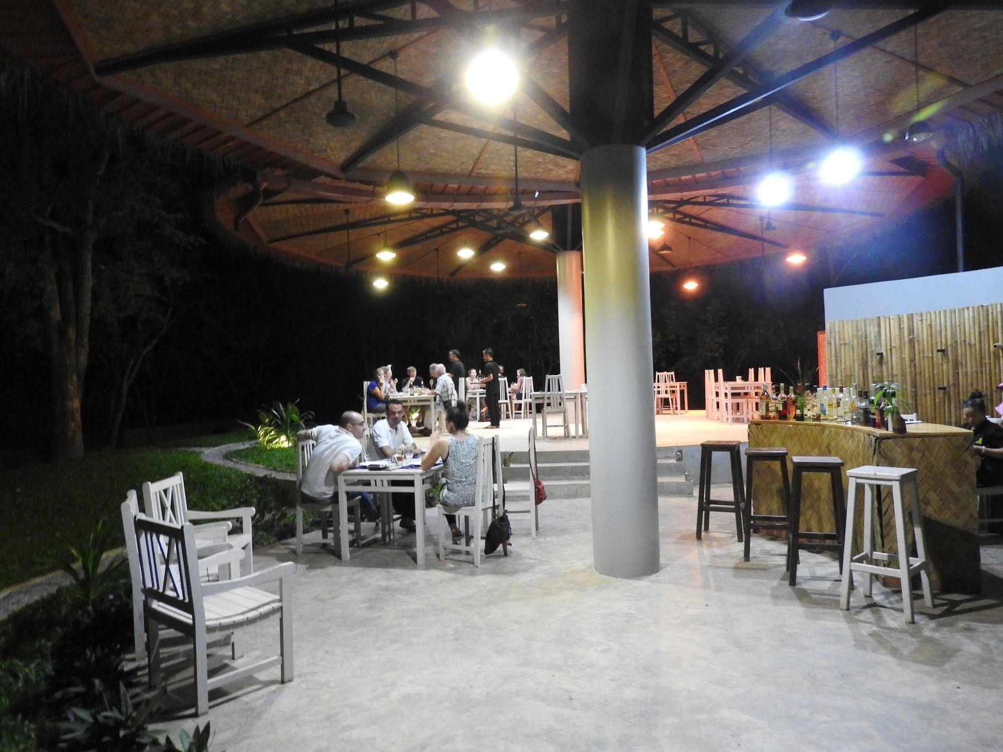 The Sanctuary Nam Ngum Beach Resort Vang Vieng Luaran gambar